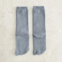Luminous Silk Tabi Crew Length Socks / Light Blue - Yu-ito