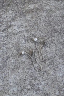 SANDRA - BABY AKOYA WITH CHAIN PIERCED EARRINGS / Silver - Margaret SMITH