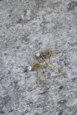 SANDRA - BABY AKOYA WITH CHAIN PIERCED EARRINGS / Gold - Margaret SMITH