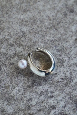 MONICA - AKOYA EAR CUFF / Silver - Margaret SMITH