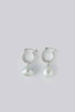 NINETTE ONE OF A KIND KESHI PEARL HOOPS / Silver - Margaret SMITH