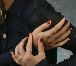 Thin Ondulée Ring / 925 Recycled Silver - OLIVIA TAYLOR -Ki:ts Shop OliviaTaylor editorial landscape 01 eaa6d470 48dc 49cb bdd1 85c86f9f2934