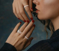 Thin Ondulée Ring / 925 Recycled Silver - OLIVIA TAYLOR -Ki:ts Shop OliviaTaylor editorial landscape 02 5839b8bc 0fd3 45e0 90b6 7862971db9fe