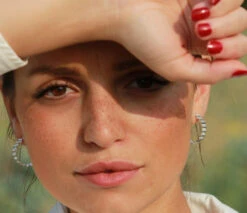 Classic Ondulée Hoops / 925 Recycled Silver - OLIVIA TAYLOR -Ki:ts Shop OliviaTaylor editorial landscape 03