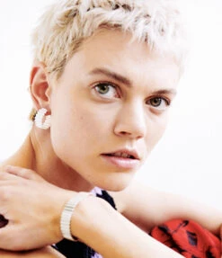 Classic Ondulée Bangle / 925 Recycled Silver / Size Small - OLIVIA TAYLOR -Ki:ts Shop OliviaTaylor editorial portlait 04