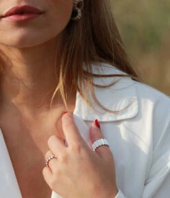 Thin Ondulée Ring / 925 Recycled Silver - OLIVIA TAYLOR -Ki:ts Shop OliviaTaylor editorial portlait 08 26d4b175 e0a5 4a78 9dbe 86ae4ba6b8fe